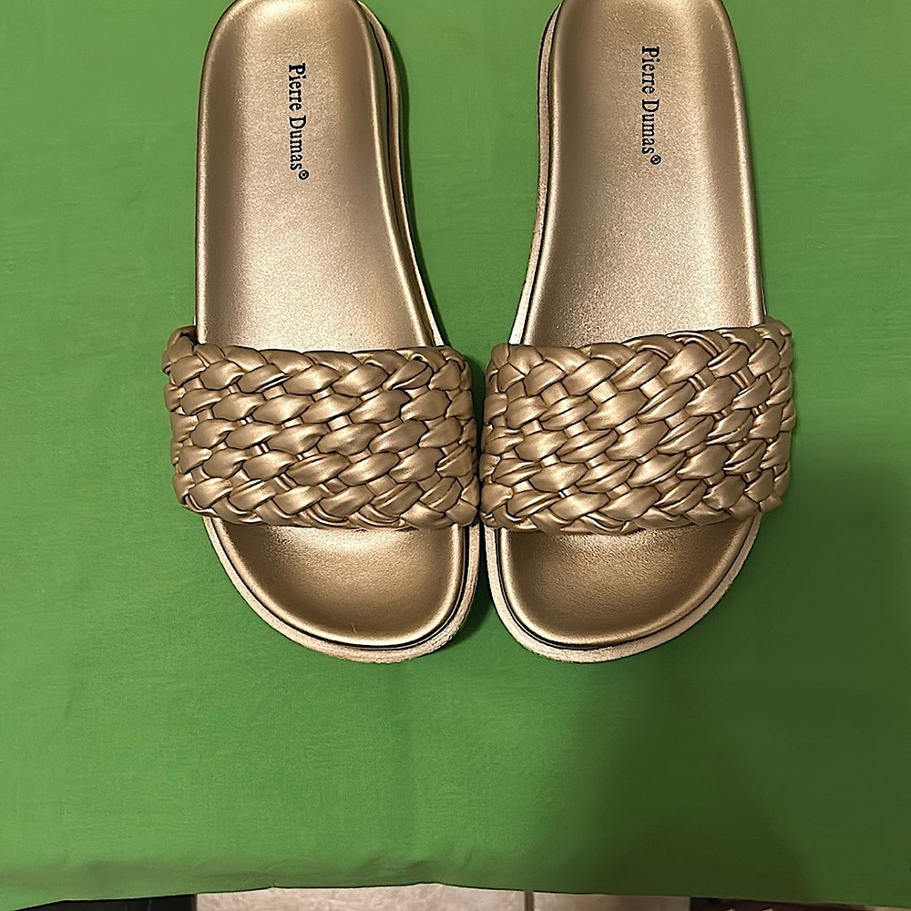 Pierre Dumas Gold flat sandals size 10 new in box
